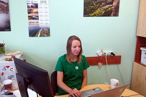 MeOlya presenting Wiki Loves Earth winners for online award ceremony in WMUA office