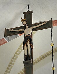 La cruz de la iglesia de Linde (Gotland), hoy conservada en el Museo de Estocolmo, también lleva los símboloes del gobernante.