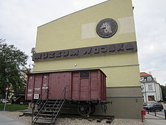 Sibirischer Güter­wagen an der Außen­fassade des Museums