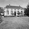 Groot, vrijstaand woonhuis, voormalige Nederlands Hervormde pastorie, met neobarokke details
