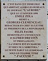 Zola'nın mektubu yazdığı L'Aurore binasının dışındaki anma tabelası Rue Montmarte 144, Paris