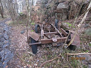 Otympliga eller farliga plogging-fynd gör man bäst i att rapportera till de lokala myndigheterna (här: bilvrak i Änggårdsbergen, Göteborg den 21 mars 2019).