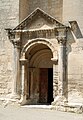Glèisa de Sant Restitut]] : portal a l'antica (Provença) - L'art romanic provençal empruntèt fòrça caracteristicas estilisticas a l'arquitectura de l'antiquitat grecoromana.