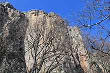 Двойка трапецовидни ниши на отвесна скала в източния край на средновековната крепост Хисаря над село Сеноклас – нишите гледат на изток.[89][90]