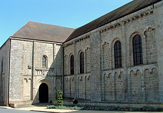 Façade latérale nord et entrée dans la bras nord du transept.