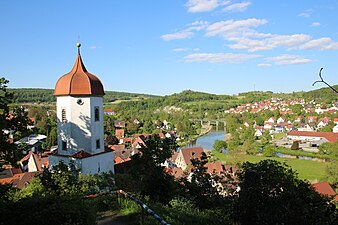 Blick vom Kriegerdenkmal auf St. Barbara und die Altstadt