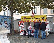 Photographie d'un stand de récolte de signatures