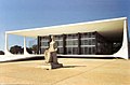 Supremo Tribunal Federal. À frente, a estátua "A justiça", de Alfredo Ceschiatti.