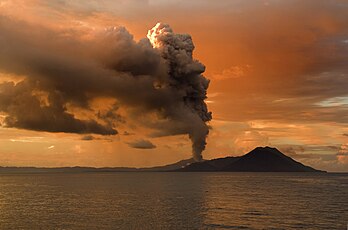 Le volcan Rabaul, sur l’île de Nouvelle-Bretagne, en Papouasie-Nouvelle-Guinée. (définition réelle 3 844 × 2 544)