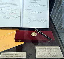The pen with which President Georgi Parvanov signed the treaty on Bulgaria's accession to the EU, April 25, 2005, National History Museum, Sofia. The EU accession pen.jpg