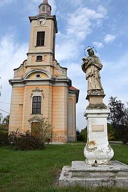 Nepomuki Szent János-szobor, háttérben a katolikus templom