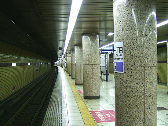 550px-TokyoMetro-Z03-Aoyama-1chome-station-platform.jpg