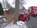 Fuoriuscita dalla sede stradale di un'automobile con conseguente urto ad un albero e ferito grave (strada provinciale L261, distretto di Pinneberg, Germania)
