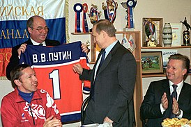 Стеблин дарит Владимиру Путину именной свитер хоккейной сборной команды России