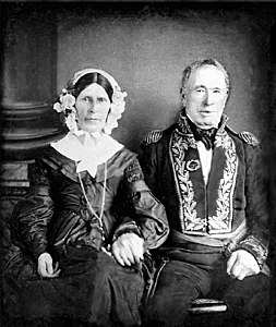 El almirante Guillermo Brown y su esposa Elizabeth Chitty retratados en un daguerrotipo de 1844, la fotografía más antigua que se ha preservado en Argentina.