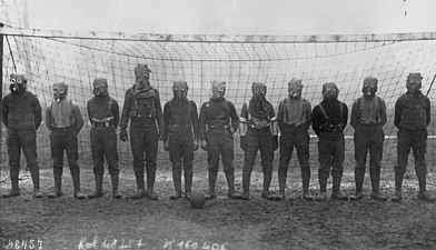 فريق كرة قدم من الجنود البريطانيون وهم مرتدون لأقنعة الغازات السامة، 1916.