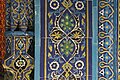 Azulejos de líneas negras decorando el mihrab.