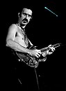 Frank Zappa live mit Gitarre; 1977