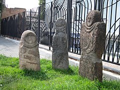 Statues scythe en extérieur.