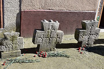Надгробия трех русских солдат, погибших во время русско-турецкой войны 1877—1878 гг.(Неразборчивые надписи)