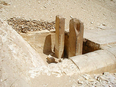 Stèles dressées dans la cour du temple.