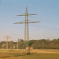 1 Endmast der Anlage 0704 beim Umspannwerk Nehren. Alle Leiterseile sind über die Mastkonstruktion geerdet.48° 26′ 10″ N, 9° 3′ 28″ O