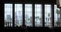 Durch die große Fensterfläche hat man einen Blick auf Downtown L.A. (November 2006).