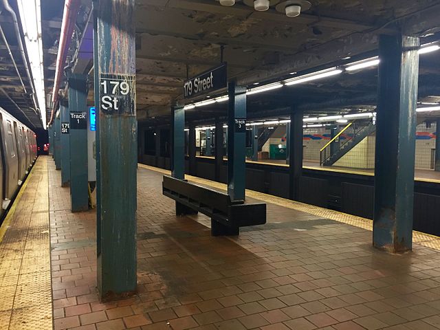 The Manhattan-bound platform of Jamaica-179th Street station in 2015