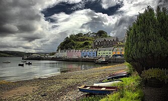 Portree, ville principale de l'île de Skye de l'archipel des Hébrides intérieures en Écosse, célèbre pour son port pittoresque. (définition réelle 1 591 × 962)