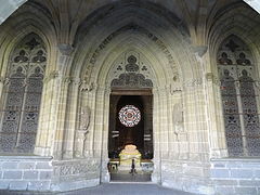 Acceso a la capilla vista desde el centro del claustro.