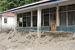 Die Grundschule von Casnafar mit dem Schlamm nach der Flut von 2021
