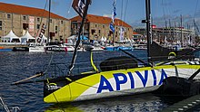 Avant d'un bateau noir, jaune-vert et blanc, à quai.