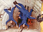 Џорџ Нелсон (напред, десно, заклоњеног лица) са колегама током тренинга у условима бестежинског стања, 1978. године