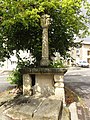Autel avec croix sculptée au centre-village.