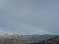 L'extrémité méridionale de la chaîne de Belledonne vue depuis Grenoble avec de gauche à droite la Grande Lance de Domène, le Grand Colon et la Croix de Chamrousse coiffée des gares d'arrivée des remontées mécaniques.