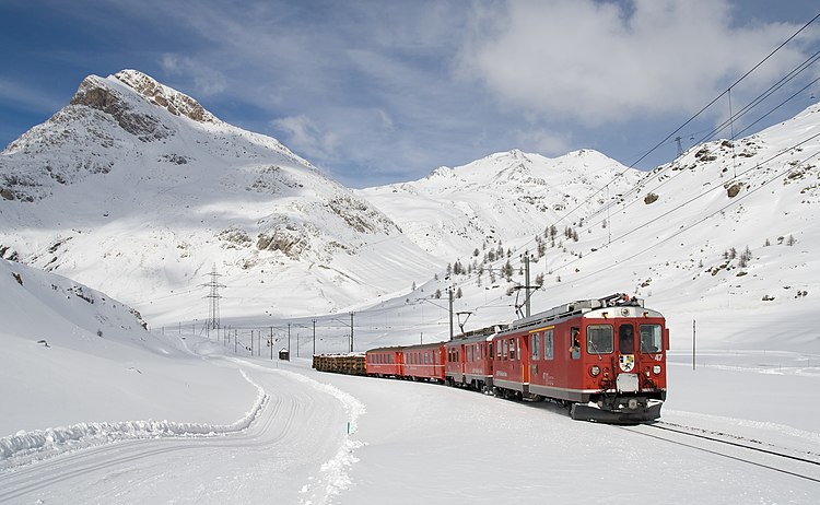 Поезд на линии Berninabahn Ретийской железной дороги в Швейцарии ведут два электровоза.