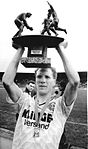 Гравець «Динамо» (Дрезден) Маттіас Заммер з трофеєм після перемоги у 1990 році.