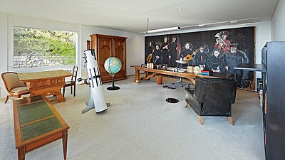 Das Büro in der zweiten Villa von Friedrich Dürrenmatt, an der Wand: Die Heilsarmee, von Varlin, 1964