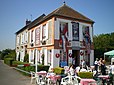 Le Café Gondrée près de l'entrée ouest de Pegasus Bridge à Bénouville, est une bâtisse modeste de la fin du XIXe siècle. Elle est devenue un symbole et un lieu de pèlerinage pour les vétérans qui viennent régulièrement au mois de juin. C’est la première maison libérée de France le 6 juin 1944 par la division aéroportée britannique que commandait le major Howard.