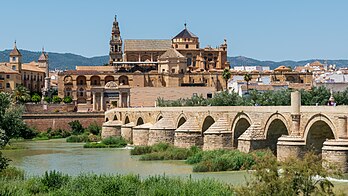 Le centre historique de Cordoue, avec le Guadalquivir et le pont romain devant la mosquée-cathédrale. (définition réelle 5 984 × 3 366)