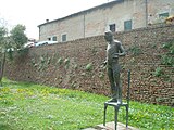 Statua al poeta Giovanni Montalti nei giardini Savelli