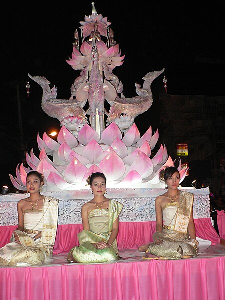 Fichier:Chiang Mai Loi Krathong 2005 008.jpg