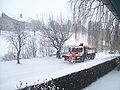 Épandeuse, dans la rue du Manypré, à Corroy-le-Grand, en province du Brabant wallon (vers 8 h 30).