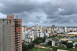 Vista aérea do Costa Azul em direção ao mar.