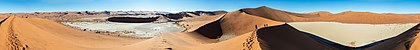 Vista panorâmica da paisagem ao redor do deserto de sal Sossusvlei, Namíbia (definição 48 931 × 5 794)