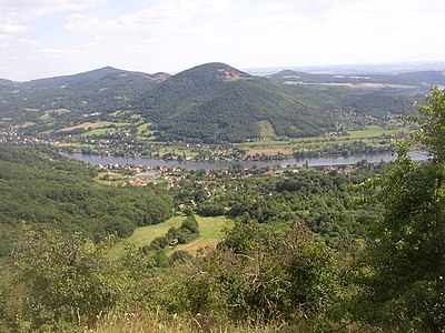 Vue du mont Deblík (459 m) point culminant de la commune.