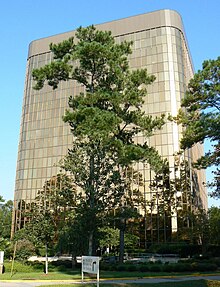 Цветная фотография большого здания с окнами цвета латуни.