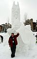 Le sculpteur canadien Michael Lane, posant devant Family Reunion, 1re place du en 2009 à Breckenridge lors de l'International Snow Sculpture Championships.