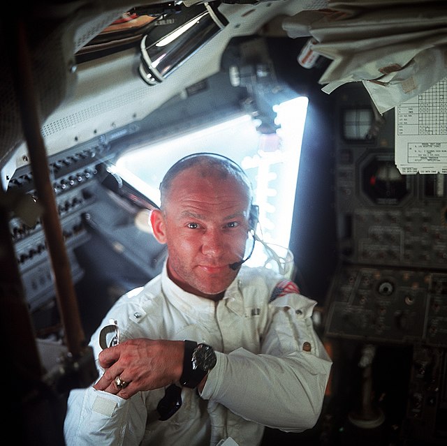 Buzz Aldrin no cockpit do ônibus espacial