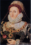 Drottning Elisabet i den rika klädsel och de praktfulla smycken som visar på härlighet och upphöjt majestät. Rosen hon bär var en symbol både för skönhet och dygd och för för drottningens ätt, huset Tudor.